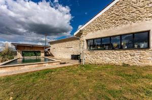 Maison clôturée, piscine privée