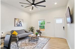 3BR-2BA Cityscape Haven with Panoramic Tower View