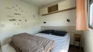 Maisons de vacances Mobilhome Eleganzia - Cc921 Les Charmettes 4 stars : photos des chambres