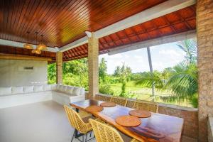 Ubud peaceful private villa with Rice fields view