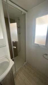 Maisons de vacances Mobilhome Amira 40m2 - Cc781 Les Charmettes 4 stars : photos des chambres