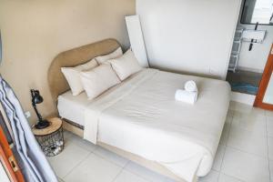 Greek House: Room wDesk + Shared Pool&Kitchen 9
