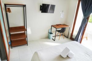 Greek House: Room wDesk + Shared Pool&Kitchen 2