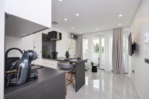 S&S Luxury Apartment with balcony, 10 Minutes walk to Old Town, free parking