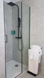 S&S Luxury Apartment with balcony, 10 Minutes walk to Old Town, free parking