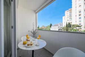 S&S Luxury Apartment with balcony, 10 Minutes walk to Old Town, free parking