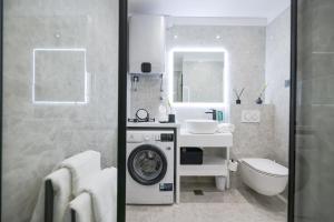 S&S Luxury Apartment with balcony, 10 Minutes walk to Old Town, free parking