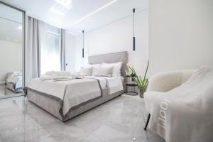 S&S Luxury Apartment with balcony, 10 Minutes walk to Old Town, free parking