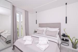 S&S Luxury Apartment with balcony, 10 Minutes walk to Old Town, free parking