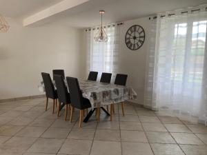 Maisons de vacances Le Rouge Gorge a 12 minutes d'Eurexpo : Maison 3 Chambres