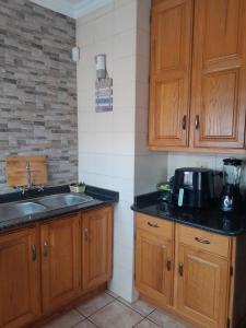 TANS - 1 bedroom luxury & cosy home walking distance to Doringkloof Mall