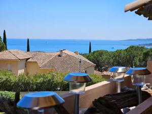 Studio vue mer panoramique, accès plage, piscine