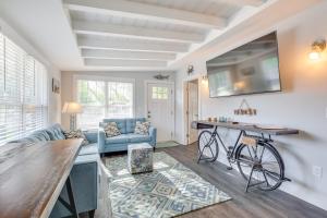 Modern Oak Island Escape 1 Mile to Long Beach!