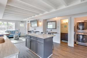 Modern Oak Island Escape 1 Mile to Long Beach!