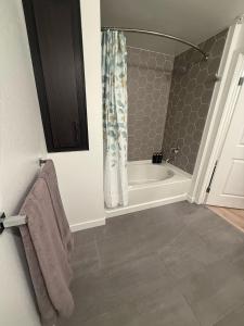 Vine Loft FREE DESIGNATED PARKING & WIFI close to Universal Studios