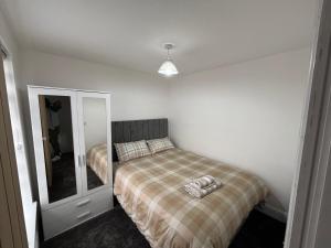 1 Bedroom Flat - Manchester Airport Apartment - 7 mins to MAN - Staycations & Business stays!