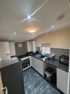 1 Bedroom Flat - Manchester Airport Apartment - 7 mins to MAN - Staycations & Business stays!