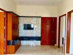 Queens Hotel Service Apartment Salem