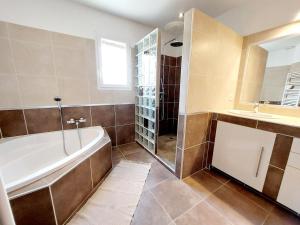 Villas En Provence, Luberon, villa avec piscine a Maubec : photos des chambres