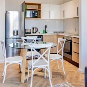 ZALS LUXURY -ON PARK CENTURY CiTY