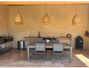 Villas Superbe Mas Provencal renove avec piscine, billard et climatisation a Paradou : photos des chambres