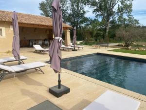 Superbe Mas Provençal rénové avec piscine, billard et climatisation à Paradou