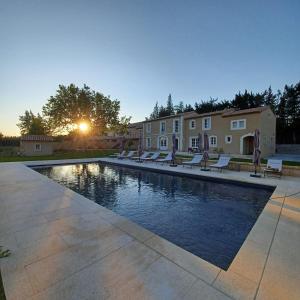 Villas Superbe Mas Provencal renove avec piscine, billard et climatisation a Paradou : photos des chambres