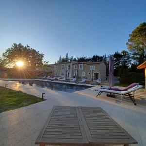 Villas Superbe Mas Provencal renove avec piscine, billard et climatisation a Paradou : photos des chambres