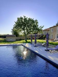Superbe Mas Provençal rénové avec piscine, billard et climatisation à Paradou