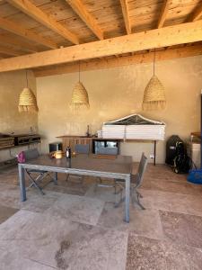 Villas Superbe Mas Provencal renove avec piscine, billard et climatisation a Paradou : photos des chambres