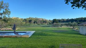 Villas Superbe Mas Provencal renove avec piscine, billard et climatisation a Paradou : photos des chambres