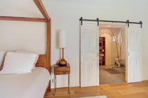 Villas Superbe Mas Provencal renove avec piscine, billard et climatisation a Paradou : photos des chambres