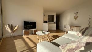 Sea View Apartment 50 m to Beach FREE Parking