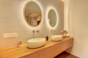 Villas Superbe Mas Provencal renove avec piscine, billard et climatisation a Paradou : photos des chambres