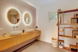 Villas Superbe Mas Provencal renove avec piscine, billard et climatisation a Paradou : photos des chambres