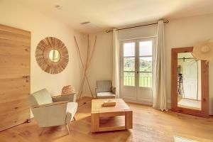 Villas Superbe Mas Provencal renove avec piscine, billard et climatisation a Paradou : photos des chambres