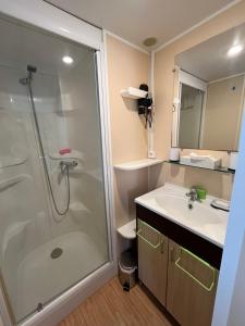 Mobil-Home - Climatisé, 6 couchages - Camping 1 Étoile
