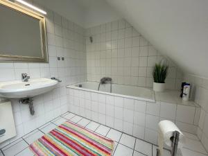 Zwei Zimmer, Küche, Bad