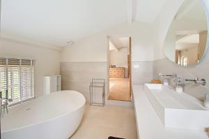 Villas Superbe Mas Provencal renove avec piscine, billard et climatisation a Paradou : photos des chambres