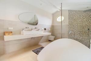 Villas Superbe Mas Provencal renove avec piscine, billard et climatisation a Paradou : photos des chambres