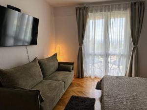 Spacious family apartment near the beach