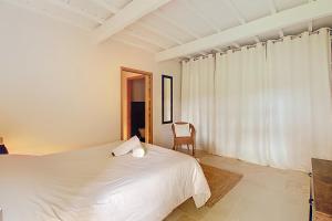 Villas Superbe Mas Provencal renove avec piscine, billard et climatisation a Paradou : photos des chambres