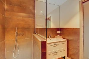 Villas Superbe Mas Provencal renove avec piscine, billard et climatisation a Paradou : photos des chambres