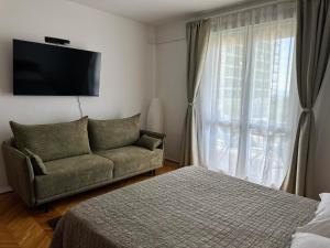 Spacious family apartment near the beach