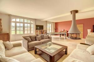 Villas Superbe Mas Provencal renove avec piscine, billard et climatisation a Paradou : photos des chambres