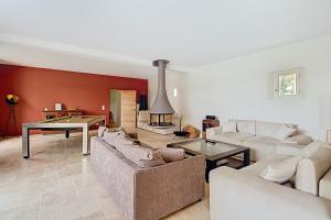 Villas Superbe Mas Provencal renove avec piscine, billard et climatisation a Paradou : photos des chambres