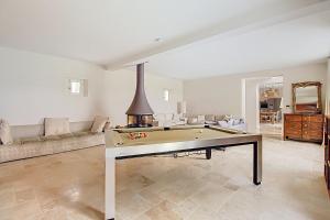 Villas Superbe Mas Provencal renove avec piscine, billard et climatisation a Paradou : photos des chambres