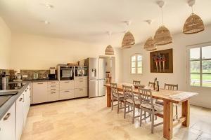 Villas Superbe Mas Provencal renove avec piscine, billard et climatisation a Paradou : photos des chambres