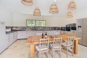 Villas Superbe Mas Provencal renove avec piscine, billard et climatisation a Paradou : photos des chambres