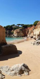 Quarto Charmoso a 300m da praia de Olhos de Água !